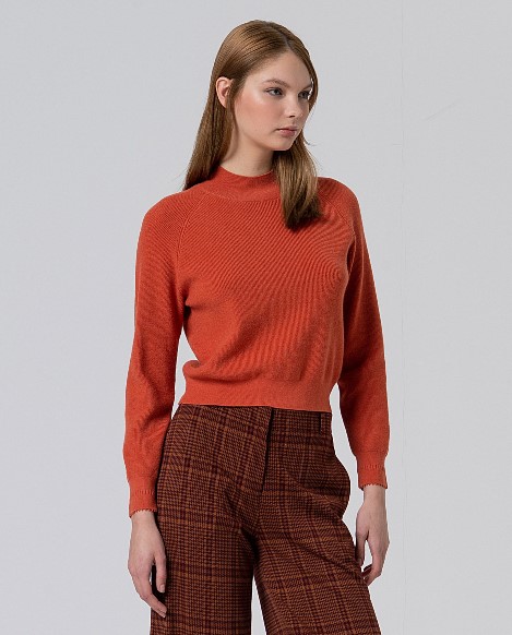 Enger Pullover mit Perkins-Kragen